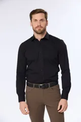 Camisa blanca entallada de vestir, de manga larga y cuello clásico.