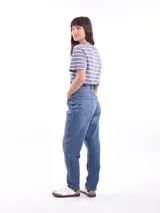 Pantalón de jean negro de corte recto, tiro medio y lavado gastado.