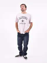 Remera manga corta color blanco con estampa frontal con la palabra "California" y una estrella.