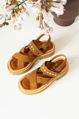 Sandalias negras de charol con tiras cruzadas y plataforma track.