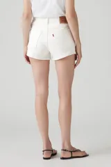 Shorts de jean blancos de corte clásico, tiro alto y largo a medio muslo.