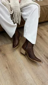 Botas texanas cortas de cuero color marrón chocolate, con punta fina, caña baja y taco de madera.