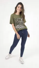 Remera verde militar con estampado de letras y animal print.