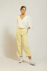Pantalón de jean color amarillo pastel, corte cropped y pierna ancha.
