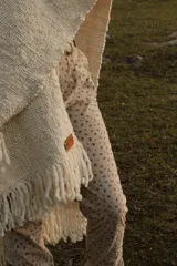 Pantalón de pana beige con estampado floral, corte recto y cintura alta.