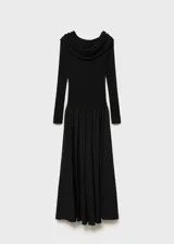 Vestido largo negro de tejido fluido con hombros descubiertos y mangas largas.