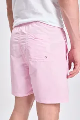 Short de baño liso color rosa con cintura elástica y cordón ajustable.