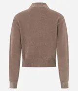 Saco de punto color marrón topo, de manga larga y corte cropped, con cuello alto y cierre frontal completo con cremallera. Presenta puños y bajo acanalados.