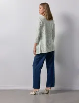 Blusa de algodón labrado marca Ruby Rd, con estampado abstracto en blanco y celeste, escote en V, mangas tres cuartos y aplique de botones en los laterales. Corte asimétrico.