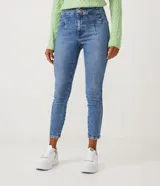 Pantalón cigarrete de jeans azul con cintura alta, pliegues y bolsillos.