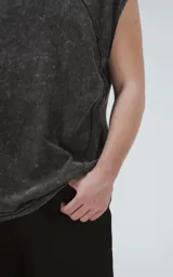 Remera negra sin mangas con efecto gastado, cuello redondo y calce oversize.