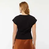 Remera negra de manga corta con corte asimétrico en el ruedo.