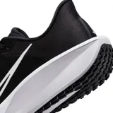 Championes de running Nike Quest 6, color negro con logo blanco.