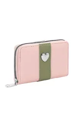 Billetera rectangular con cierre perimetral, color negro con una franja central gris. Presenta un aplique metálico en forma de corazón sobre la franja gris.