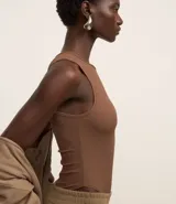 Body color marrón, sin mangas, con cuello halter y cierre en la entrepierna.