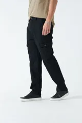 Pantalón cargo color marrón claro, de gabardina, con corte regular, bolsillos laterales y logo bordado.