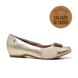 Zapato casual de cuero dorado con detalle de hebilla con strass.