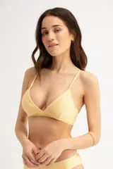 Top de bikini amarillo con breteles finos y copas triangulares.