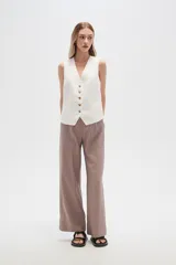 Pantalón blanco de viscosa, de corte recto y tiro alto, con bolsillos laterales y cintura elástica.
