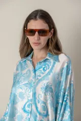 Camisa italiana de satén de seda estampada en blanco y negro, con cuello camisero y mangas murciélago.