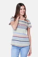 Remera de manga corta con botones, con rayas horizontales en tonos beige, azul, rosa y gris.