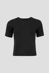 Remera negra de corte cropped con logo bordado en el centro del pecho.