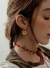 Aros dorados con forma de estrella de ocho puntas.