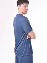 Remera negra de poliéster con cuello redondo y mangas cortas.