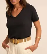 Remera básica de media malla color rosa, con escote en V y mangas cortas.