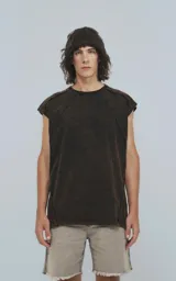 Remera manga corta color marrón óxido con recortes en delantero y mangas, confeccionada en algodón con efecto gastado y calce oversize.