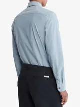 Camisa celeste de manga larga con logo bordado en el pecho.