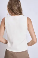 Chaleco de punto sin mangas, color rosado, con escote en V y cierre frontal de tres botones marrones.