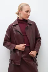 Chaqueta biker de cuero sintético color bordó, con cierre asimétrico y cuello con solapas.