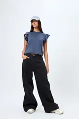 Pantalón de jean negro de corte ancho y tiro medio.