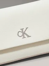 Cartera de hombro Calvin Klein color blanco con logo CK plateado.