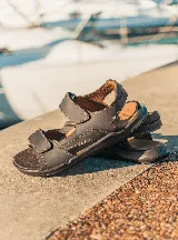 Sandalias marrones de cuero con tiras ajustables con velcro.