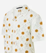 Camisa masculina de corte boxy, color crudo con diseño calado de ganchillo y girasoles color mostaza.