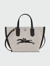 Bolso tote Longchamp modelo Le Roseau XS, color crudo con detalles en cuero negro, logo estampado en el frente, doble asa corta y correa larga extraíble.