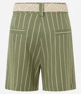 Short de viscosa y lino color verde con rayas verticales blancas, de tiro alto y calce holgado. Incluye un cinturón de ráfia trenzado en color beige y cuenta con bolsillos laterales.