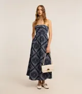 Vestido largo strapless de tricolina con estampado paisley en tonos azul marino y blanco.