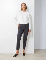Pantalón de gabardina elastizada color azul, con corte recto y pretina ancha pespunteada.