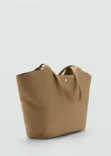 Bolso tipo tote color marrón claro, con doble asa de hombro y cierre metálico a presión.
