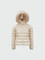 Campera puffer color crema de Moncler, modelo Badyf, con relleno de plumas, cierre frontal con cremallera, bolsillos laterales con cremallera y capucha con borde de piel sintética.