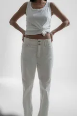 Pantalón de denim negro, corte recto y cintura alta, con detalles de costura.