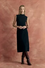 Vestido midi negro sin mangas, con cuello alto y corte recto.