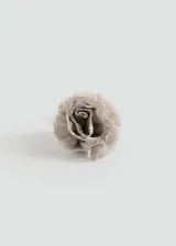 Broche con forma de rosa color gris confeccionado en lino.