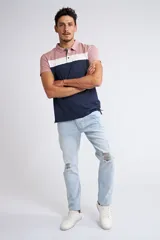 Jean clásico azul con fit regular, cinco bolsillos y roturas en las rodillas.