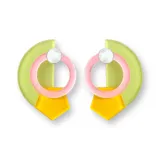 Aros de diseño geométrico en colores verde, rosa y amarillo, con detalles en brillo.