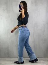 Jean de tiro alto con diseño wide leg y botamangas acampanadas, en un tono de azul claro.