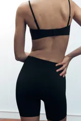 Shorts tipo ciclista color piel, de tiro alto y cintura elástica.